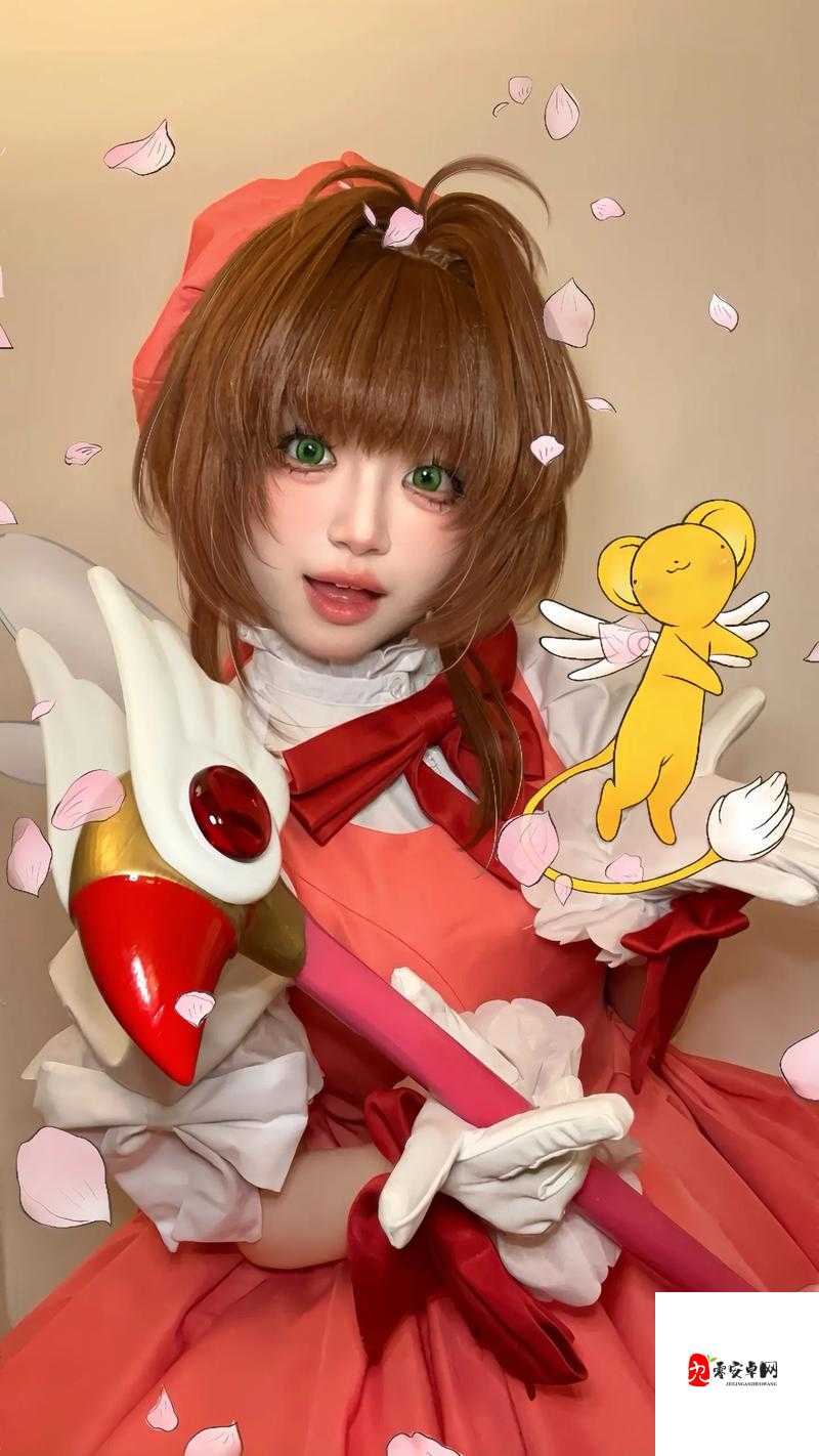 身穿小樱服装的可爱 cosplayer，你能猜出她 cos 的是谁吗？